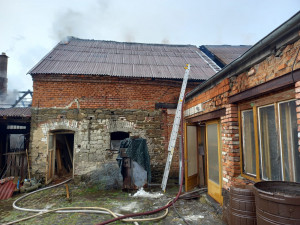 Požár kotelny ve Výklekách způsobil škodu půl milionu. Jeden hasič se zranil