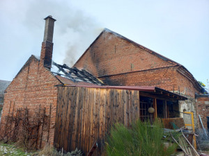 Požár kotelny ve Výklekách způsobil škodu půl milionu. Jeden hasič se zranil