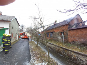 Požár kotelny ve Výklekách způsobil škodu půl milionu. Jeden hasič se zranil