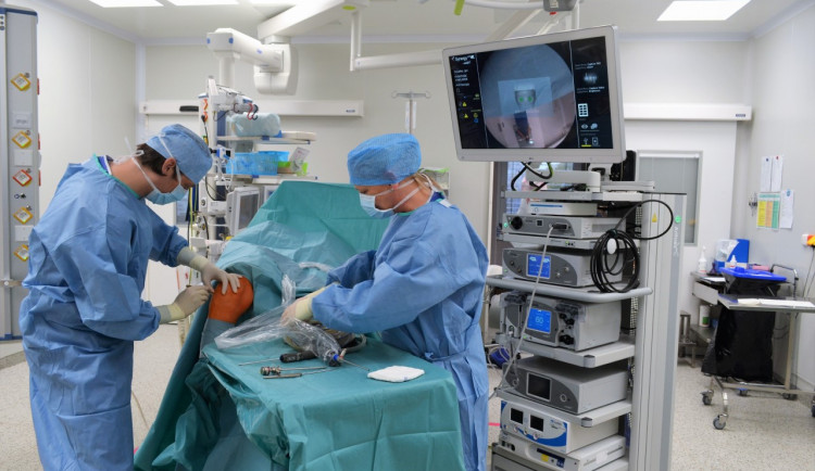 Nemocnice Prostějov má nové zařízení za dva miliony, které lékařům pomůže při operacích kloubů