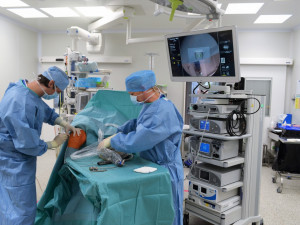 Nemocnice Prostějov má nové zařízení za dva miliony, které lékařům pomůže při operacích kloubů