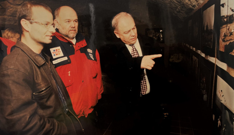 Karel Loprais společně s Lubomírem Soudkem a se mnou na zahájení mé výstavy fotografií z Rallye Dakar v roce 1998.