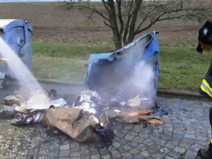 Už osm minut po půlnoci hasiči ve Šternberku likvidovali první požár krabic od zábavní pyrotechniky