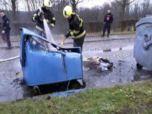 Už osm minut po půlnoci hasiči ve Šternberku likvidovali první požár krabic od zábavní pyrotechniky