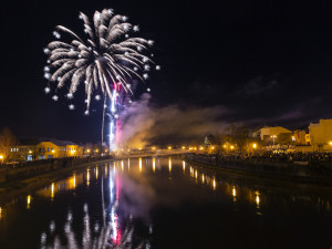 FOTOGALERIE: Pestrobarevná krása nad Přerovem. Ohňostroj přilákal tisíce lidí