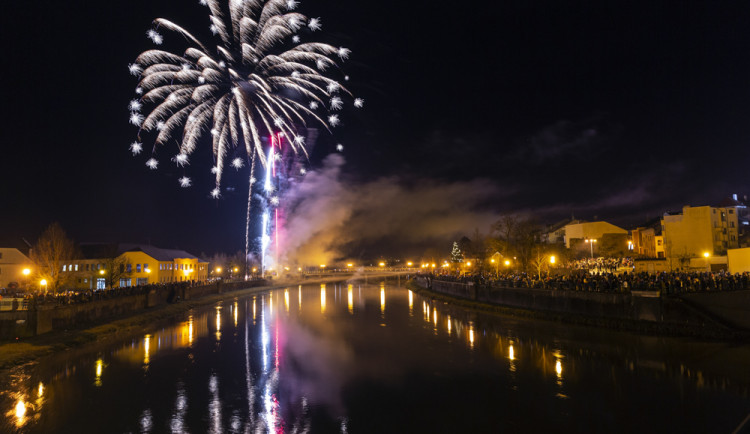 V Přerově přivítali nový rok tradičním ohňostrojem u řeky Bečvy