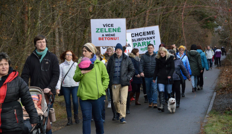 FOTOGALERIE: Desítky lidí protestovaly proti výstavbě u lesoparku Hloučela v Prostějově