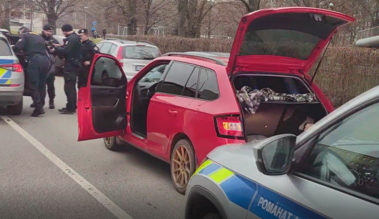 Muž s mačetou ukradl na silvestra auto. Hrozí mu dva roky ve vězení