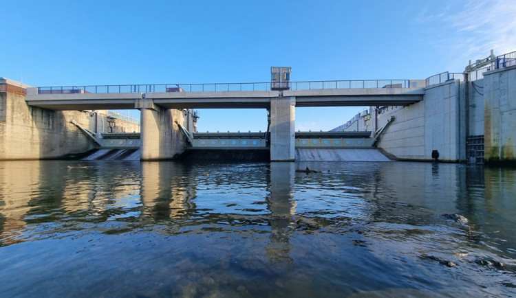 Zrekonstruovaný jez na okraji města Hranice