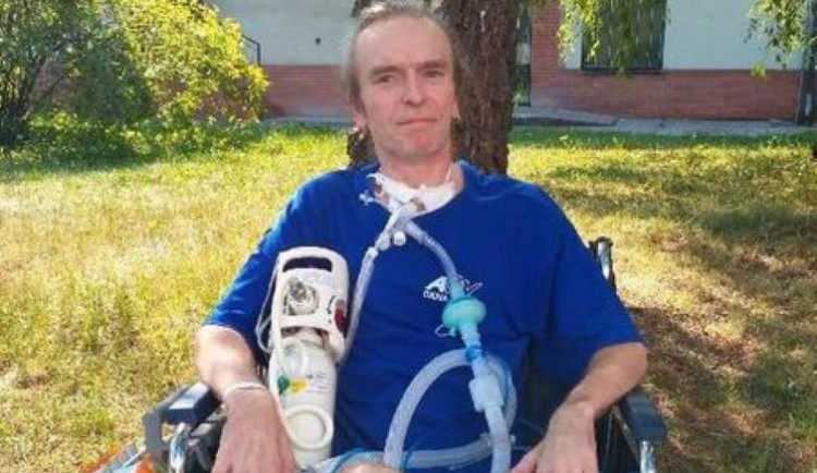 O muže se závažnou chorobou pečuje manželka a rodina nemá jak opravit střechu. Nezamyslice pořádají sbírku