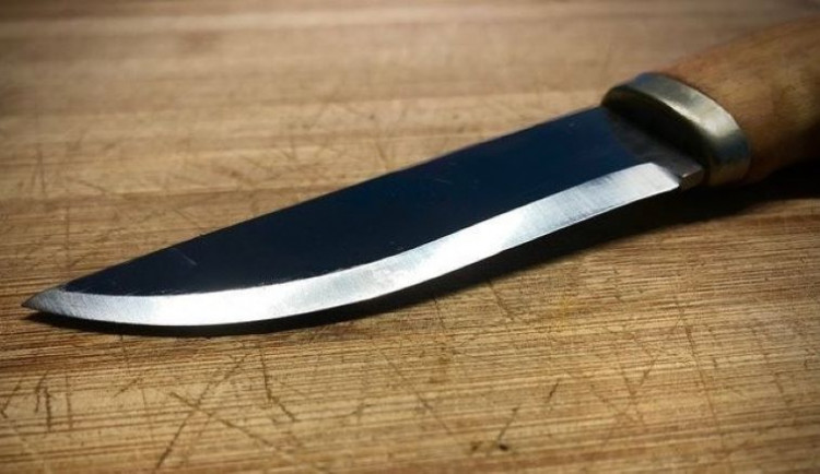 Opilý a zdrogovaný mladík napadl v Přerově bývalého strážníka a ohrožoval ho nožem