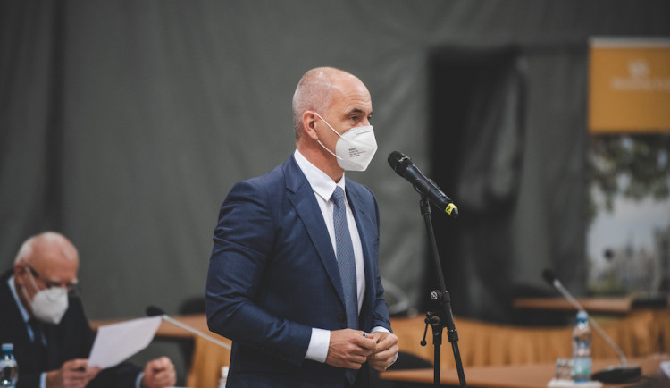 Připravte si kvůli omikronu krizový model, doporučil hejtman Kuba firmám a obcím