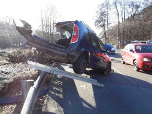 Vlak v Hlubočkách smetl auto z přejezdu. Dva lidé utrpěli zranění, provoz na trati stojí