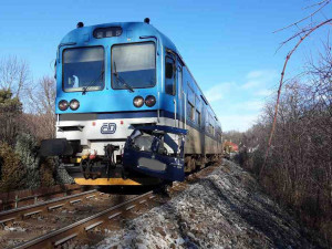 Vlak v Hlubočkách smetl auto z přejezdu. Dva lidé utrpěli zranění, provoz na trati stojí