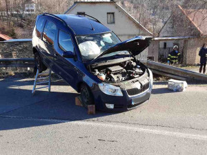 Vlak v Hlubočkách smetl auto z přejezdu. Dva lidé utrpěli zranění, provoz na trati stojí