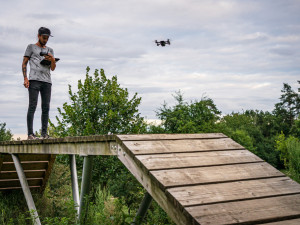 Snímek z natáčení dokumentární série Ve stínu