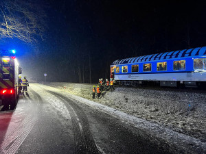 Dopravní nehoda na železnici v Bohdíkově, žena unikla z auta jen krátce před příjezdem spěšného vlaku
