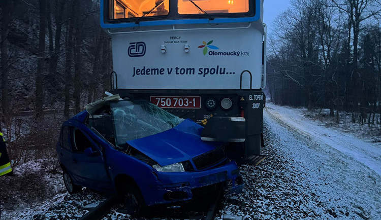 Dopravní nehoda na železnici v Bohdíkově, žena unikla z auta jen krátce před příjezdem spěšného vlaku