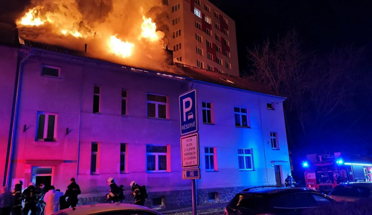 Policisté vyvedli z hořícího domu šest lidí. V hustém dýmu hledali i psa