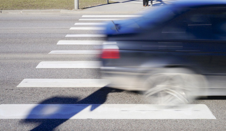 Na přechodu v Hranicích auto srazilo ženu a řidič ujel. Policie hledá svědky