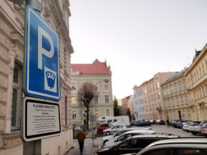 Parkování v Olomouci: Zdražení v centru se blíží, město otestuje software pro kontroly na sídlištích