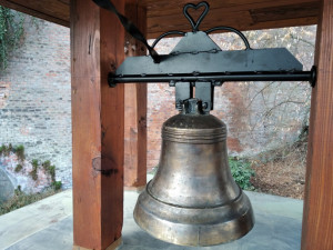 Olomoucké Bezručovy sady mají novou zvoničku. Jde o věrnou repliku původní