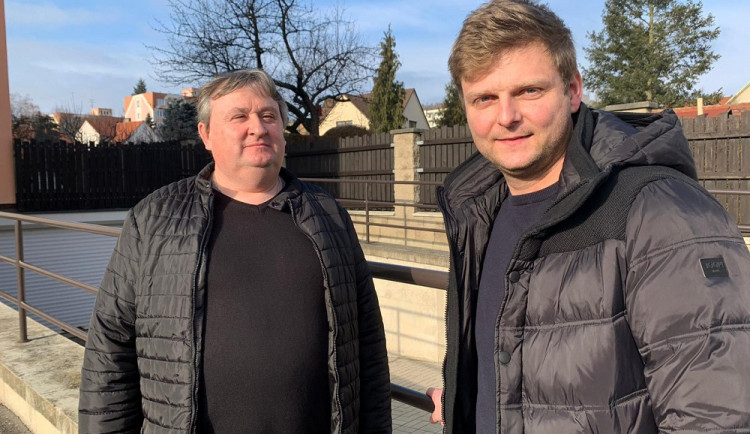Zachránili život muži, který sjel do rybníka. K nehodě je přivedla náhoda