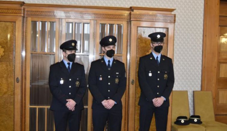 VIDEO: Prostějovští policisté zachránili život prodavači ryb. Mají za to medaile