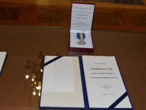 VIDEO: Prostějovští policisté zachránili život prodavači ryb. Mají za to medaile