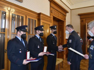 VIDEO: Prostějovští policisté zachránili život prodavači ryb. Mají za to medaile