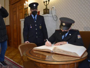 VIDEO: Prostějovští policisté zachránili život prodavači ryb. Mají za to medaile