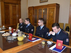 VIDEO: Prostějovští policisté zachránili život prodavači ryb. Mají za to medaile