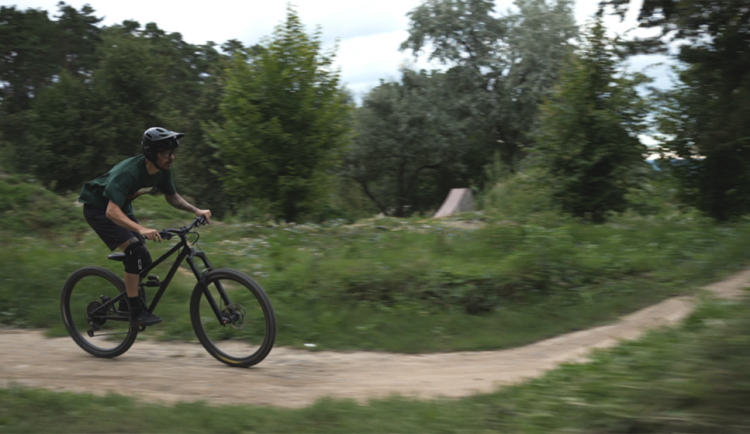 Biker Jakub Junek jako hlavní protagonista druhého dílu minisérie Ve stínu
