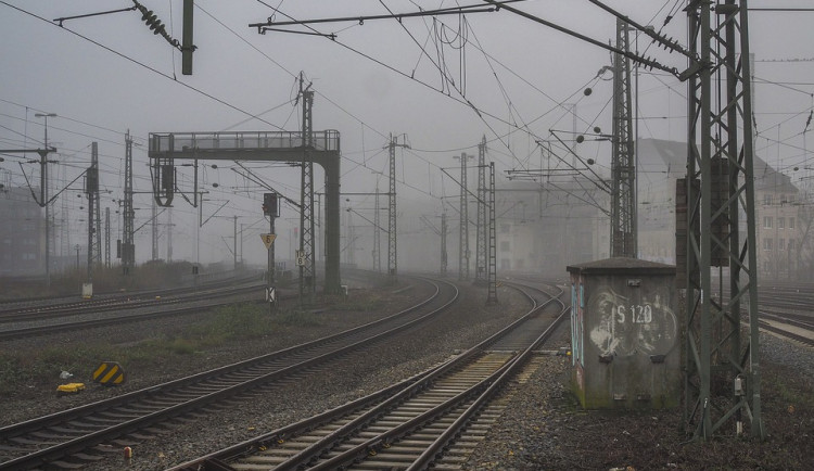 size3-16418954945789-207-kradli-kabely-na-zeleznicni-trati-za-ohrozeni-provozu-muze-trojice-zlodeju-skoncit-na-sest-let-ve-ve