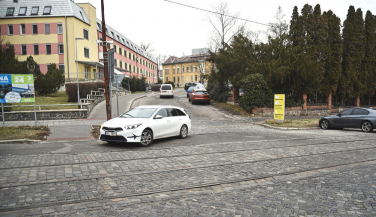 Ulice Za Nemocnicí v areálu FN Olomouc se na čtyři měsíce uzavře pro auta i pěší