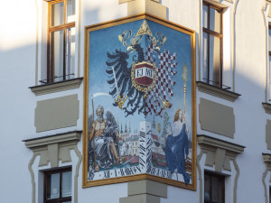 Radomír Surma obnovil barevnost erbů a dalších prvků na budově olomoucké radnice