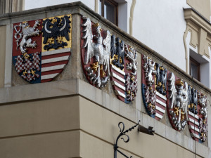 Radomír Surma obnovil barevnost erbů a dalších prvků na budově olomoucké radnice