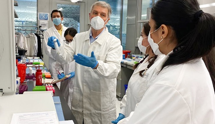 Profesor Jaroslav Doležel z Ústavu experimentální botaniky Akademie věd při praktické výuce v Saúdské Arábii