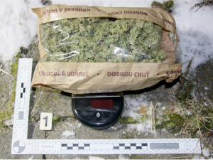 Marihuana i pervitin. Celníci a policisté odhalili převozy drog