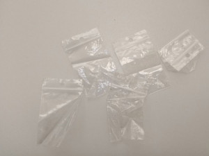 Zadržený muž převážel 25 gramů pervitinu, sáčky tzv. dealeráky, kapesní váhu a finanční hotovost