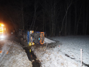 Mnohatunový sypač s radlicí sjel u Sobotína do příkopu a převrátil se