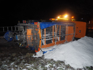 Mnohatunový sypač s radlicí sjel u Sobotína do příkopu a převrátil se