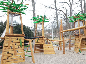 Ve Šternberku budí pozornost nové prolézačky pro děti, takzvané stromověže