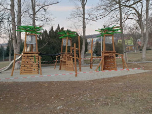 Ve Šternberku budí pozornost nové prolézačky pro děti, takzvané stromověže