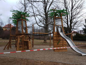 Ve Šternberku budí pozornost nové prolézačky pro děti, takzvané stromověže