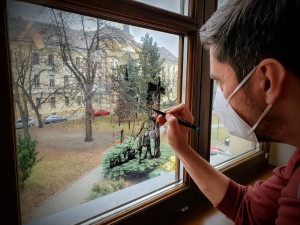 Na oknech olomoucké Zbrojnice jsou barokní grafiky Jaroslava Vargy