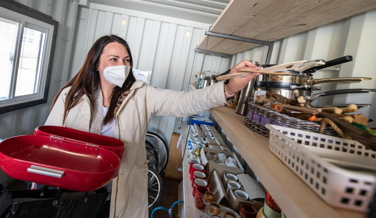 size3-16424378021811-60-starym-vecem-novy-zivot-obliba-re-use-center-roste-napric-republikou-lide-zde-vybavi-domacnost-prakt