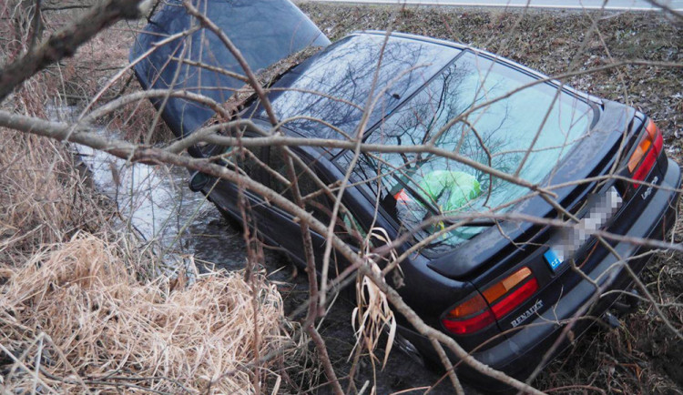 Muž při nevydařeném předjíždění sjel ze silnice a vyvázl bez zranění