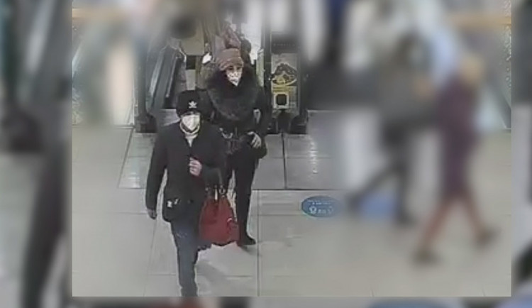 Policie hledá zloděje kabelky ze Šantovky. Pachatele má na několika záběrech