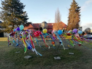 před zámkem v Hranicích vystřídaly vánoční výzdobu Masopustní masky